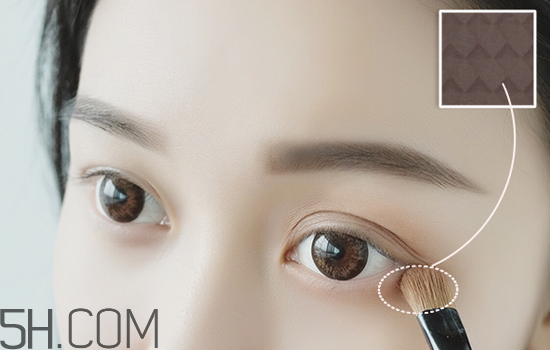 秋冬適合什么妝容？怎樣涂口紅好看？