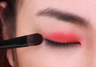 酒紅色眼妝配什么口紅 秋冬酒紅色眼妝怎么畫