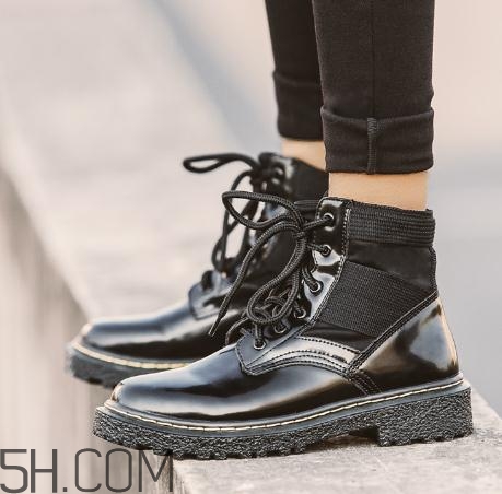 馬丁靴磨腳后跟怎么辦？馬丁靴硌腳怎么辦？