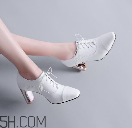 白色皮鞋染上顏色怎么辦？白色皮鞋染色怎么清洗？