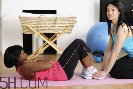 仰臥起坐起不來怎么辦？仰臥起坐對(duì)身體有傷害嗎