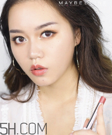 美寶蓮小燈管16號奶茶色好看嗎？學(xué)生黨口紅什么顏色好看？