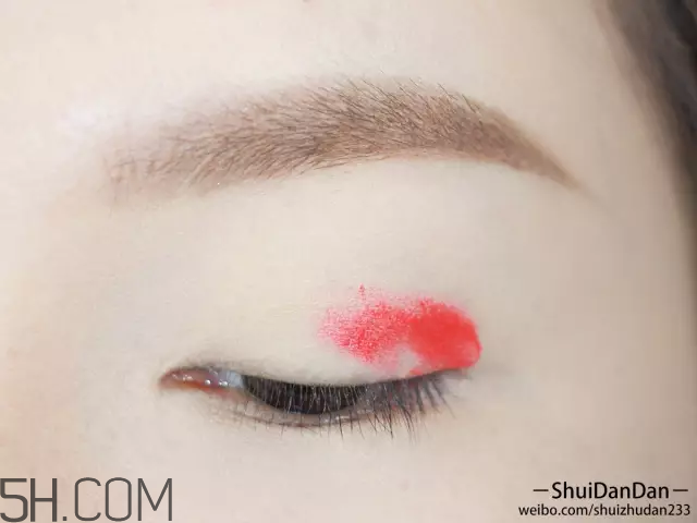 口紅怎么畫眼影 如何用口紅畫眼影 口紅怎么畫眼影 如何用口紅畫眼影