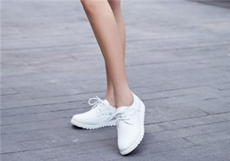 白色皮鞋染上顏色怎么辦？白色皮鞋染色怎么清洗？