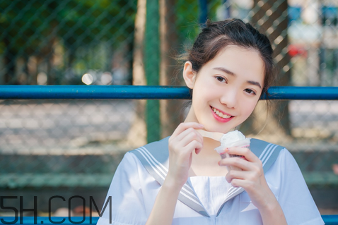 美寶蓮小燈管16號奶茶色好看嗎？學(xué)生黨口紅什么顏色好看？