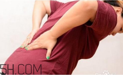 腰間盤突出是什么原因引起的？腰間盤突出是腎虛嗎