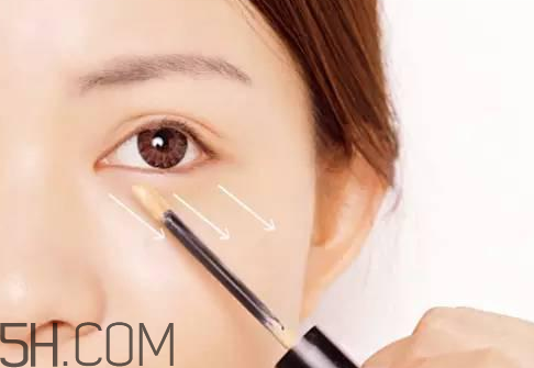 遮瑕膏過期了還能用嗎？遮瑕膏容易浮粉怎么辦？