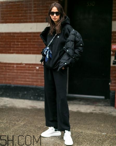 羽絨服搭配闊腿褲好看嗎？羽絨服配闊腿褲圖片