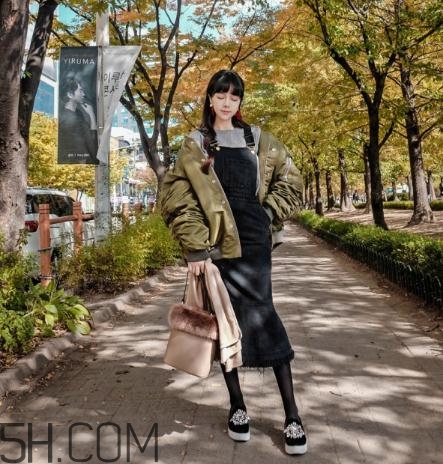 軍綠色羽絨服怎么搭配？軍綠色羽絨服搭配圖片