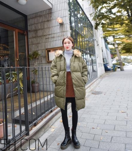 軍綠色羽絨服怎么搭配？軍綠色羽絨服搭配圖片