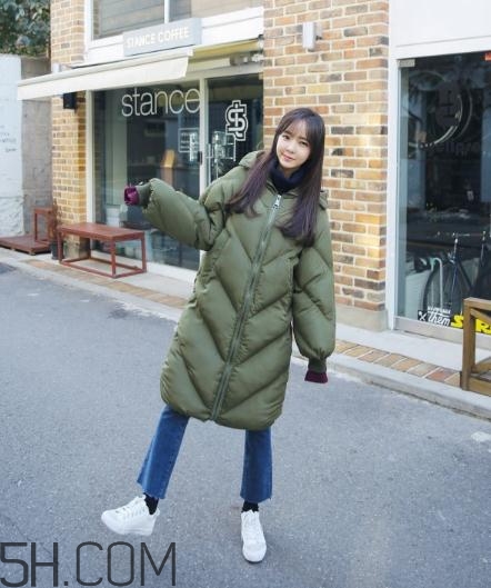 軍綠色羽絨服怎么搭配？軍綠色羽絨服搭配圖片