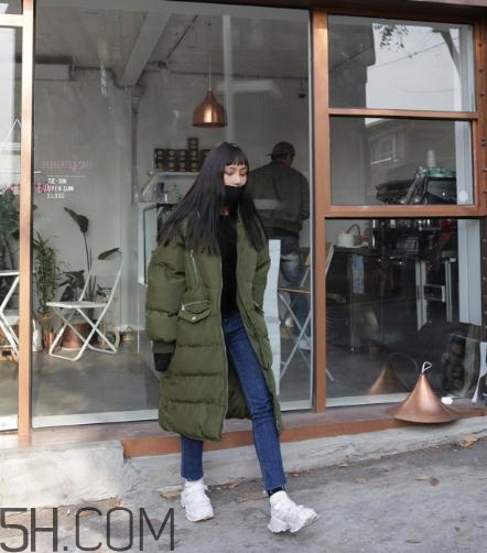 軍綠色羽絨服怎么搭配？軍綠色羽絨服搭配圖片