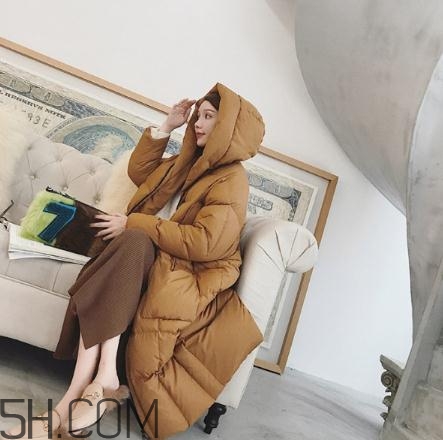 焦糖色羽絨服配什么顏色好看？焦糖色羽絨服搭配圖片