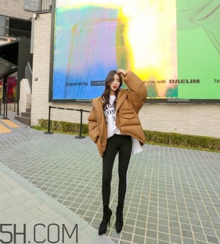 焦糖色羽絨服配什么顏色好看？焦糖色羽絨服搭配圖片