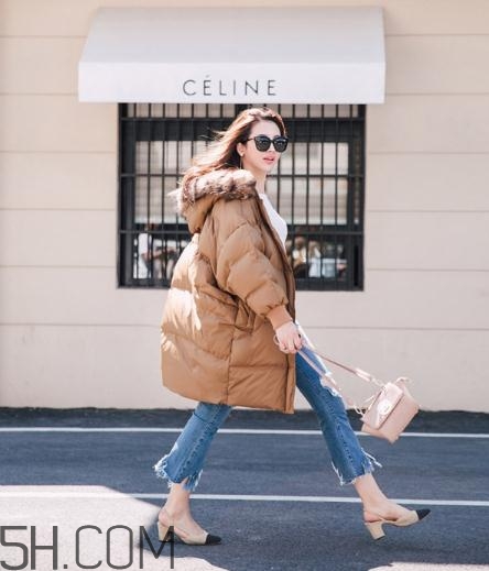焦糖色羽絨服配什么顏色好看？焦糖色羽絨服搭配圖片