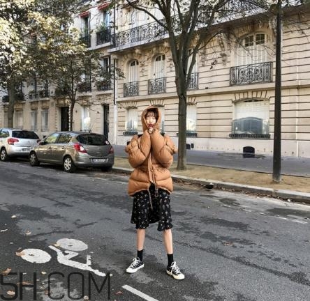 焦糖色羽絨服配什么顏色好看？焦糖色羽絨服搭配圖片