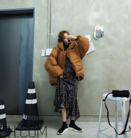 焦糖色羽絨服配什么顏色好看？焦糖色羽絨服搭配圖片
