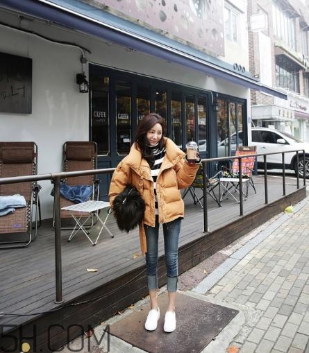 焦糖色羽絨服配什么顏色好看？焦糖色羽絨服搭配圖片