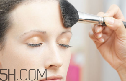 為什么先用粉底液再用遮瑕膏？粉底液涂完還要涂什么？