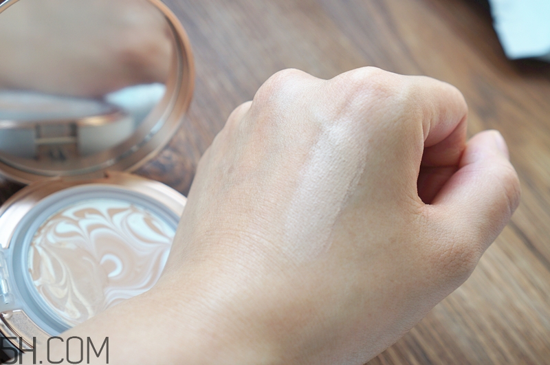 愛(ài)敬氣墊21號(hào)和23號(hào)哪個(gè)好？愛(ài)敬氣墊粉色和白色的區(qū)別？