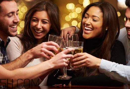 服用哪些藥物前后不能喝酒？為什么不能用茶葉水服藥