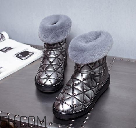 穿雪地靴要穿襪子嗎？雪地靴要光腳穿才保暖嗎？