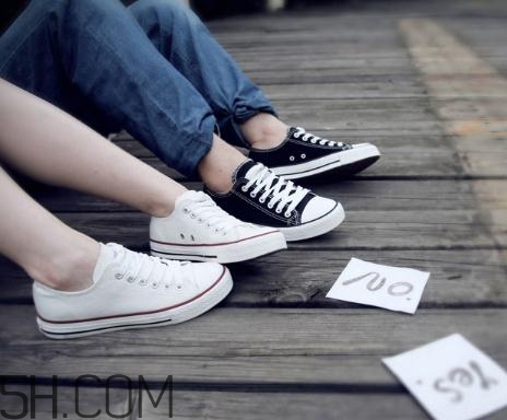 帆布鞋長(zhǎng)霉了怎么處理？帆布鞋發(fā)霉了怎么洗掉？