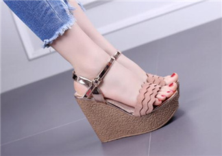 穿坡跟鞋可以開(kāi)車(chē)嗎？開(kāi)車(chē)穿什么鞋子最好？