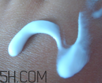 雅芳小黑裙香體乳怎么樣？雅芳小黑裙香體乳好用嗎？