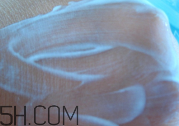 雅芳小黑裙香體乳怎么樣？雅芳小黑裙香體乳好用嗎？