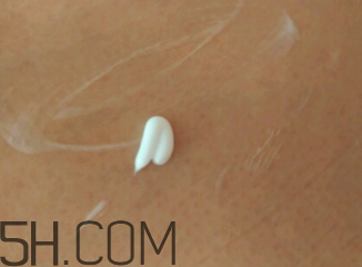 雅芳小黑裙香體乳怎么樣？雅芳小黑裙香體乳好用嗎？