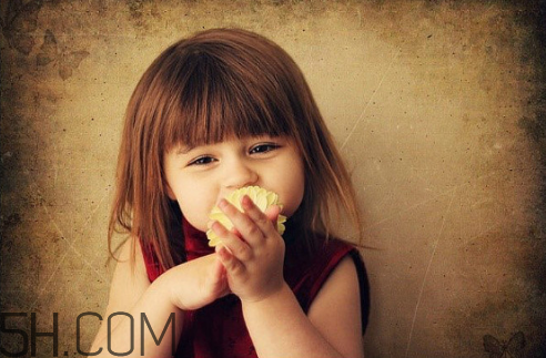 多大可以用洗面奶？用清水洗臉好還是用洗面奶好？