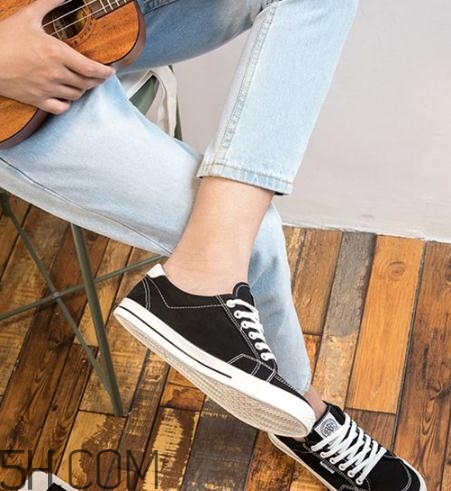 帆布鞋什么顏色好看？帆布鞋黑色好還是白色？