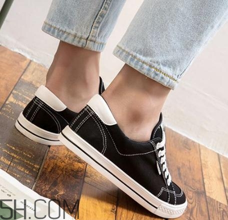 帆布鞋什么顏色好看？帆布鞋黑色好還是白色？