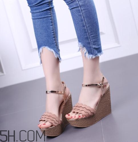 穿坡跟鞋可以開車嗎？開車穿什么鞋子最好？