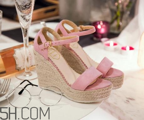 穿坡跟鞋可以開車嗎？開車穿什么鞋子最好？