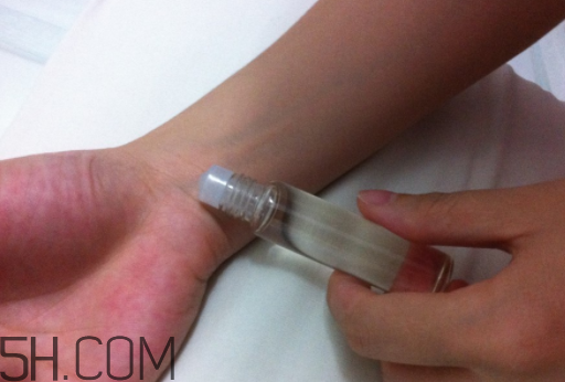 雅芳小黑裙走珠香水怎么樣？雅芳小黑裙走珠香水好聞嗎？