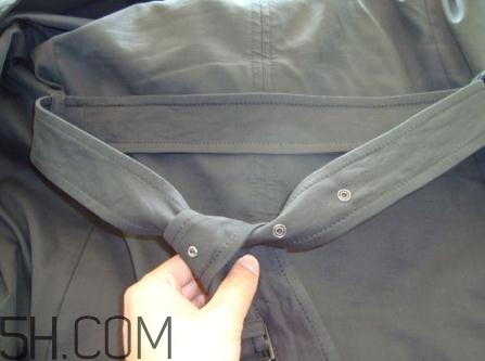 風衣腰帶怎么系 風衣腰帶后系法圖解 風衣腰帶怎么系 風衣腰帶后系法圖解