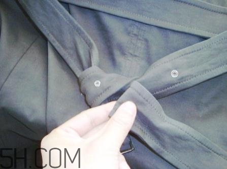 風衣腰帶怎么系 風衣腰帶后系法圖解 風衣腰帶怎么系 風衣腰帶后系法圖解