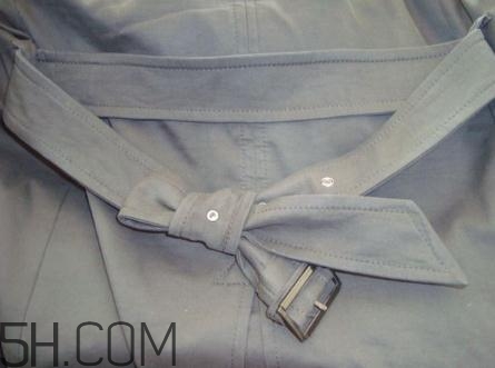 風衣腰帶怎么系 風衣腰帶后系法圖解 風衣腰帶怎么系 風衣腰帶后系法圖解