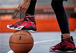 籃球鞋買大還是買小？籃球鞋買大了怎么辦？