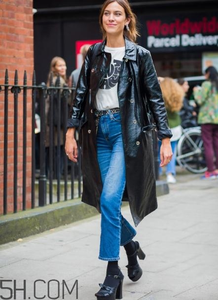 牛仔喇叭褲配什么上衣？牛仔喇叭褲搭配上衣圖片