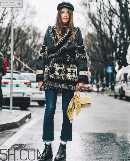 牛仔喇叭褲配什么上衣？牛仔喇叭褲搭配上衣圖片