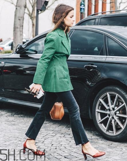 牛仔喇叭褲配什么上衣？牛仔喇叭褲搭配上衣圖片