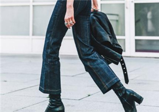 牛仔喇叭褲配什么上衣？牛仔喇叭褲搭配上衣圖片
