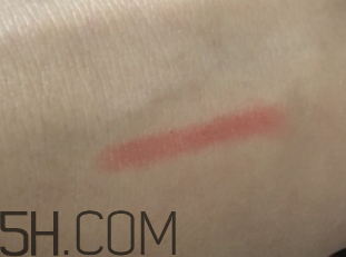 小蜜蜂唇膏筆怎么樣？小蜜蜂唇膏筆好用嗎？