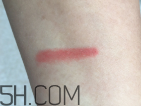 小蜜蜂唇膏筆怎么樣？小蜜蜂唇膏筆好用嗎？