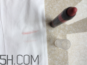 小蜜蜂唇膏筆怎么樣？小蜜蜂唇膏筆好用嗎？