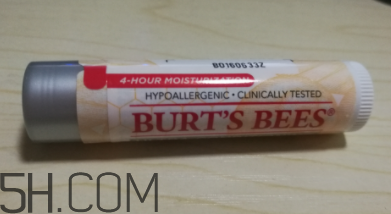 小蜜蜂細(xì)致修護(hù)唇膏很油嗎？夏天用合適嗎？
