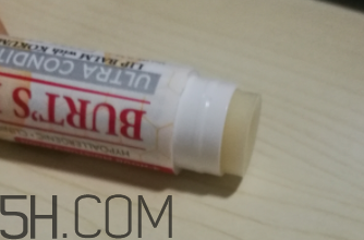 小蜜蜂細(xì)致修護(hù)唇膏很油嗎？夏天用合適嗎？